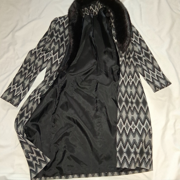 INC International Concepts Wimen Size S Black and Gray Zigzag Cape - Picture 13 of 16